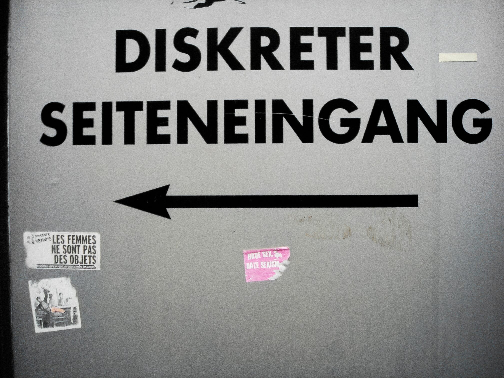 DISKRETER SEITENEINGANG, 1994